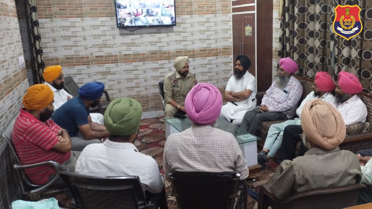 Fazilka Police held a meeting with Gurudwara committee members and gave instructions & briefed them about the security of Gurudwaras and also reviewed the security arrangements of religious places.
#SecurityReviewMeeting