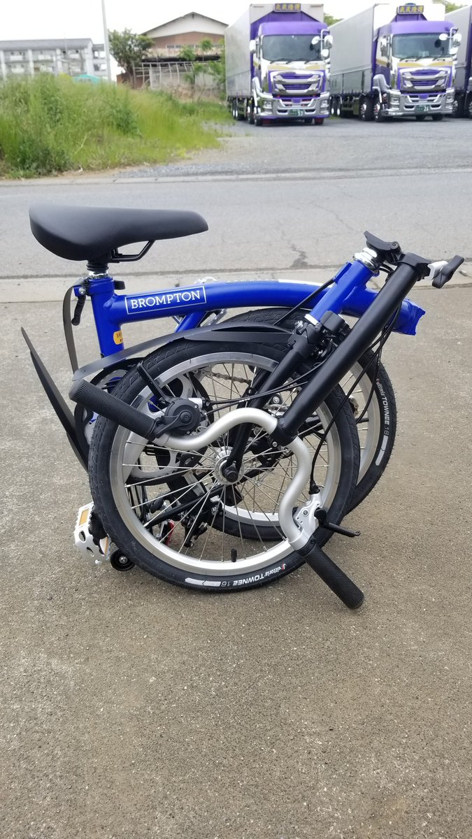 zkzcWdqzENcbN8v's tweet photo. ブロンプトン購入。アオバ自転車店4巻『その角を曲がって』を読んでから憧れてました。毎月少しづつ貯金をしてました。購入の際に親切に対応してくれた高崎のcycletech-ikdさんありがとうございます。金の少ない私に色々な提案をしてくれました。感謝です。
#cycletech-ikd #ブロンプトン https://t.co/37D6s0bgWQ