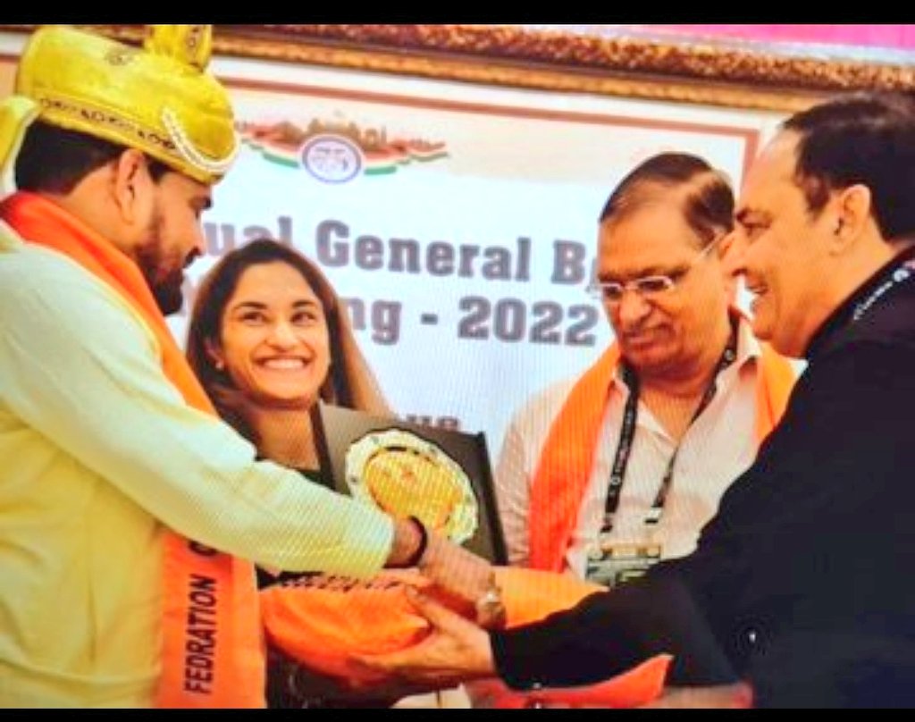 .. <a href="/Phogat_Vinesh/">Vinesh Phogat</a> ji 2022 की यह pic देख लग नहीं रहा कहीं से की आप उस इंसान के साथ खड़े हो आंखों मे इतनी चमक लिए जिसने 10/12 साल से आपका या आपके साथियों का शोषण किया ( आपके हिसाब से)

फिर कहती हूँ एक स्त्री कभी किसी पर पुरुष जो गलत मनसा रखता हो उसके साथ आंखों में इतनी चमक लेके उसे