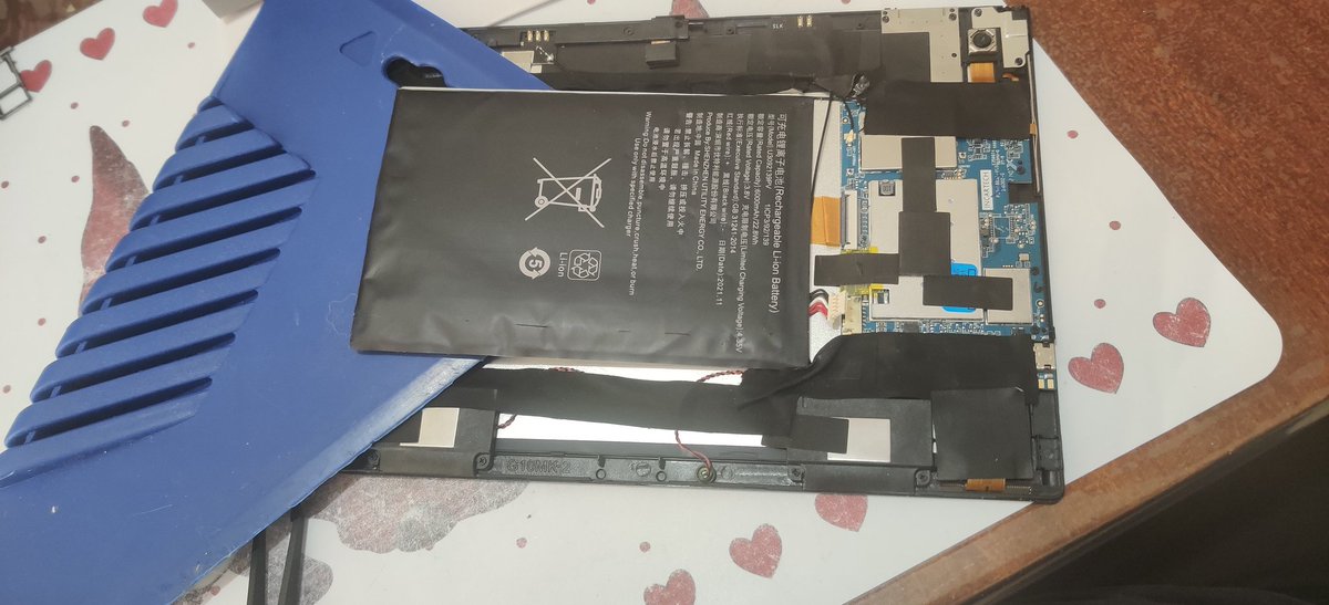 Not every device has to be as easy to repair as the Steam Deck, I'd love that, but I'd settle for some ease.

I'm replacing the battery of one of my kid's tablet, and I'm using a tool meant to remove painted paper from the wall, I'm using all my strength, and I'm struggling.