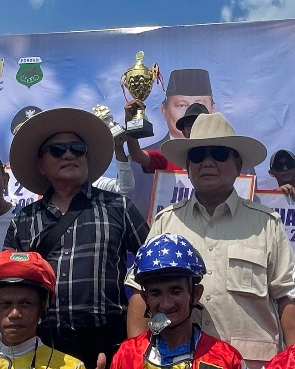 OfficialDPP_PBB's tweet photo. Berpakaian Ala Koboy Jenderal @prabowo bersama Prof @Yusrilihza_Mhd hadiri acara Pacuan Kuda di Kabupaten Tanah Datar, Sumatera Barat (Sumbar), Ahad 30 April 2023

Gagah Kah.... 💪����🙏 https://t.co/zYHgbPGgL7