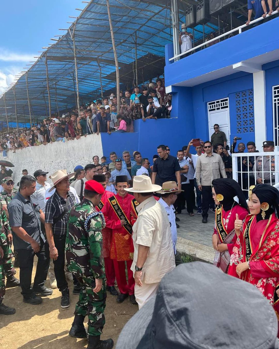 OfficialDPP_PBB's tweet photo. Berpakaian Ala Koboy Jenderal @prabowo bersama Prof @Yusrilihza_Mhd hadiri acara Pacuan Kuda di Kabupaten Tanah Datar, Sumatera Barat (Sumbar), Ahad 30 April 2023

Gagah Kah.... 💪����🙏 https://t.co/zYHgbPGgL7