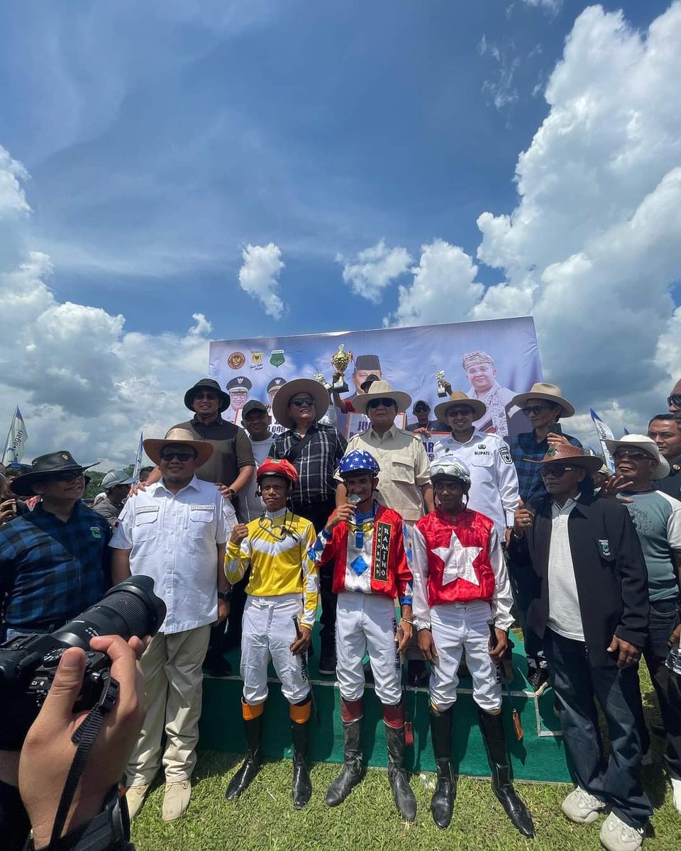 OfficialDPP_PBB's tweet photo. Berpakaian Ala Koboy Jenderal @prabowo bersama Prof @Yusrilihza_Mhd hadiri acara Pacuan Kuda di Kabupaten Tanah Datar, Sumatera Barat (Sumbar), Ahad 30 April 2023

Gagah Kah.... 💪����🙏 https://t.co/zYHgbPGgL7