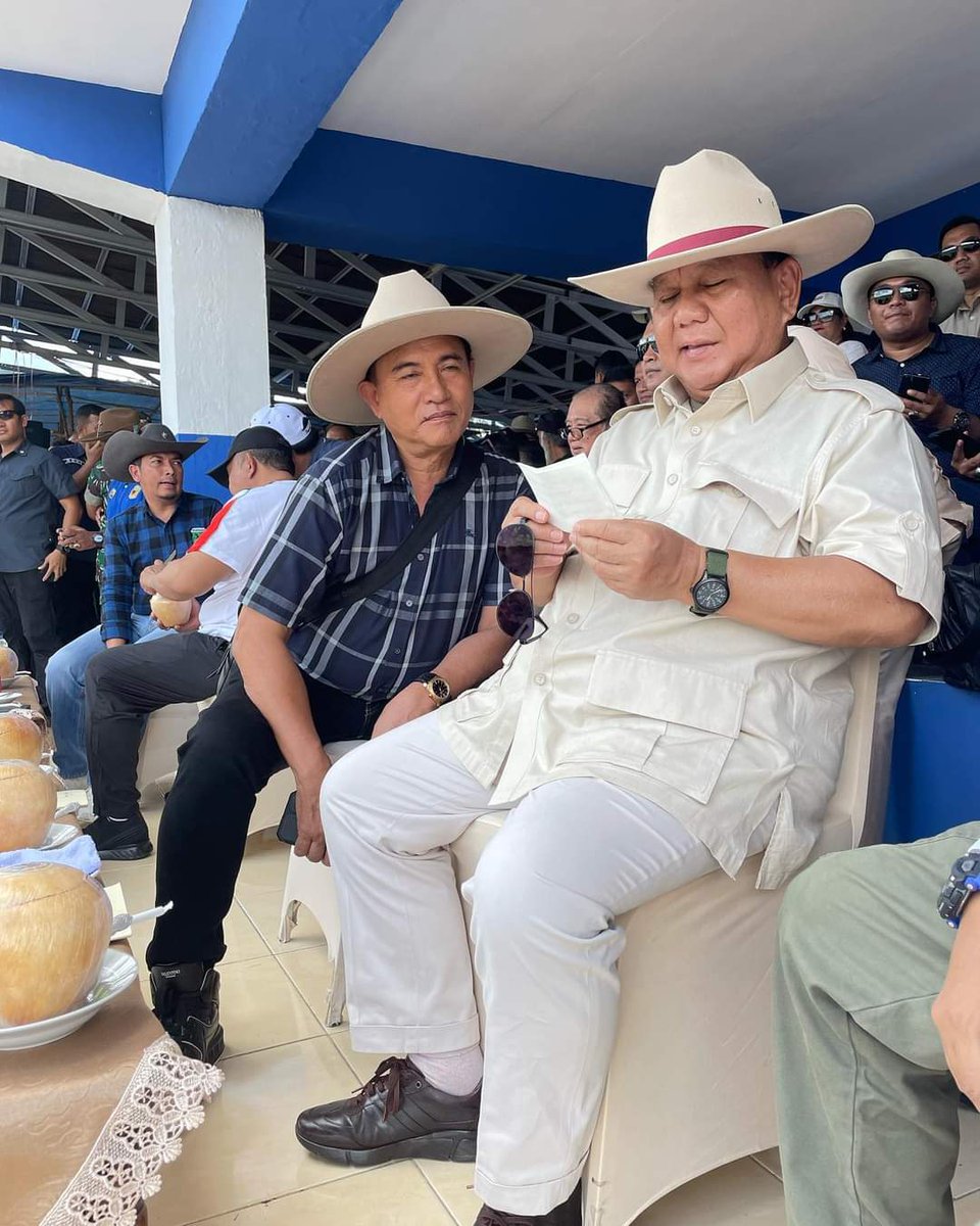 OfficialDPP_PBB's tweet photo. Berpakaian Ala Koboy Jenderal @prabowo bersama Prof @Yusrilihza_Mhd hadiri acara Pacuan Kuda di Kabupaten Tanah Datar, Sumatera Barat (Sumbar), Ahad 30 April 2023

Gagah Kah.... 💪����🙏 https://t.co/zYHgbPGgL7