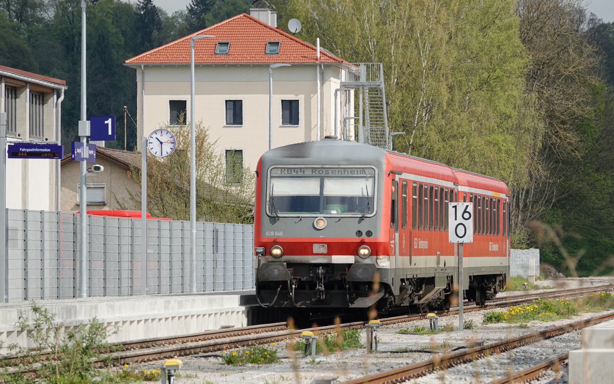 gleis3a's tweet photo. Nebenbahn-Gefühle mit der #BR628 https://t.co/3hEjAMh4pY