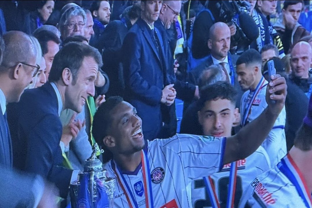 AmiralCarter's tweet image. Macron est détesté, les gens ne peuvent plus le sentir, il suscite la haine partout où il va….
Tenez, c’est cadeau.

#cartonsrouges #Sifflets