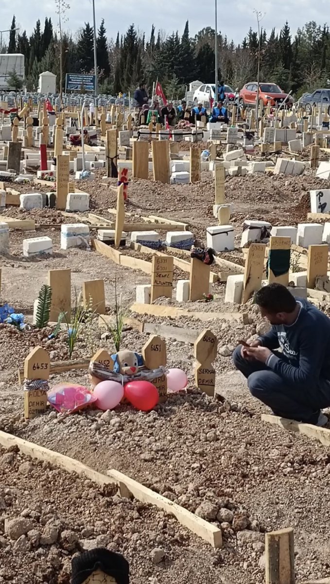 84. gün...

150.000.000.000 ₺ yardım toplandı.

750.000.000.000 ₺ deprem vergisi toplandı.

Milyar dolarlık dış yardım geldi.

PARALAR NEREDE?

Depremzedeler çaresiz!

#DepremiUnutmaUnutturma