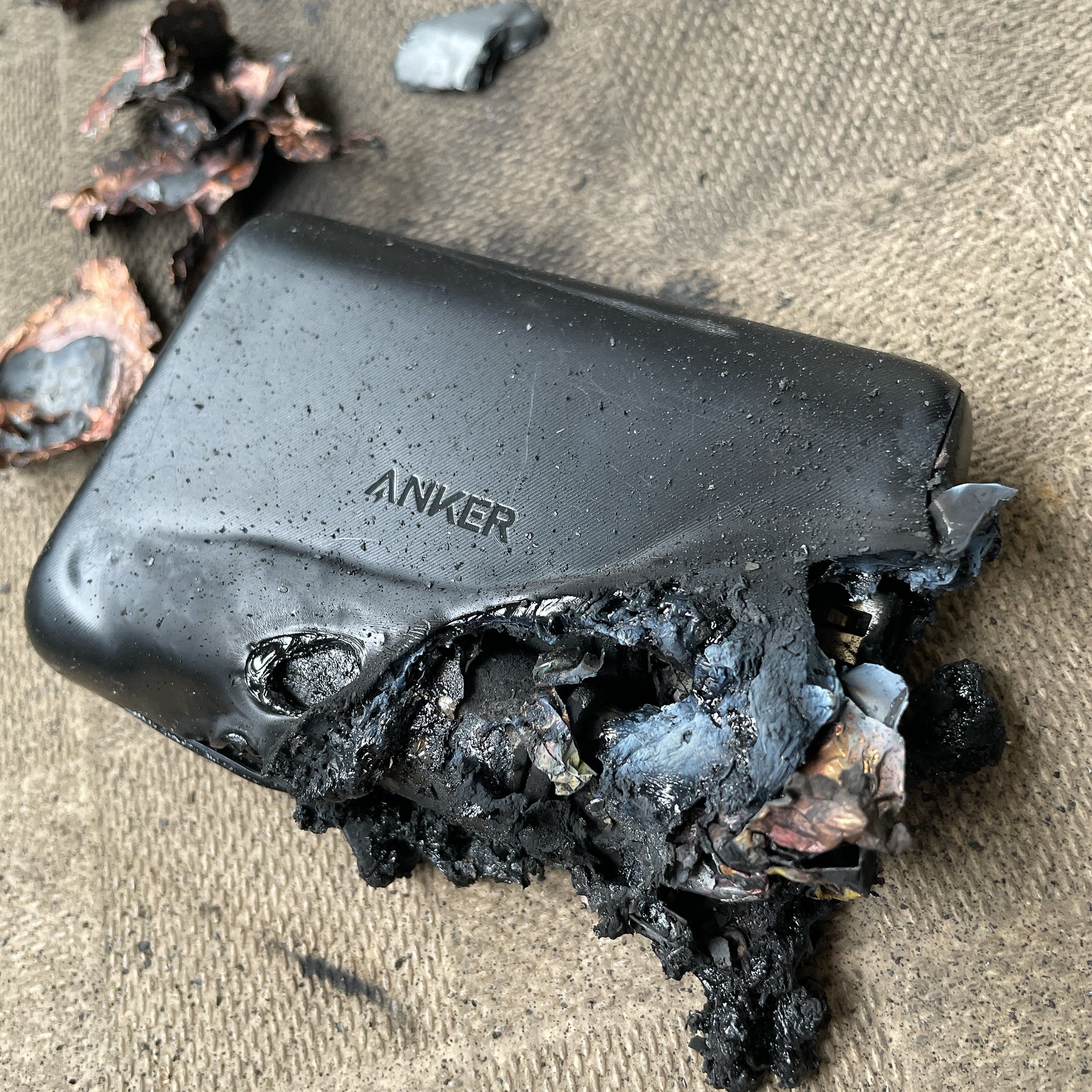 ANKERのモバイルバッテリーが火を吹いた!ベランダに投げたら爆発! | 話題の画像プラス