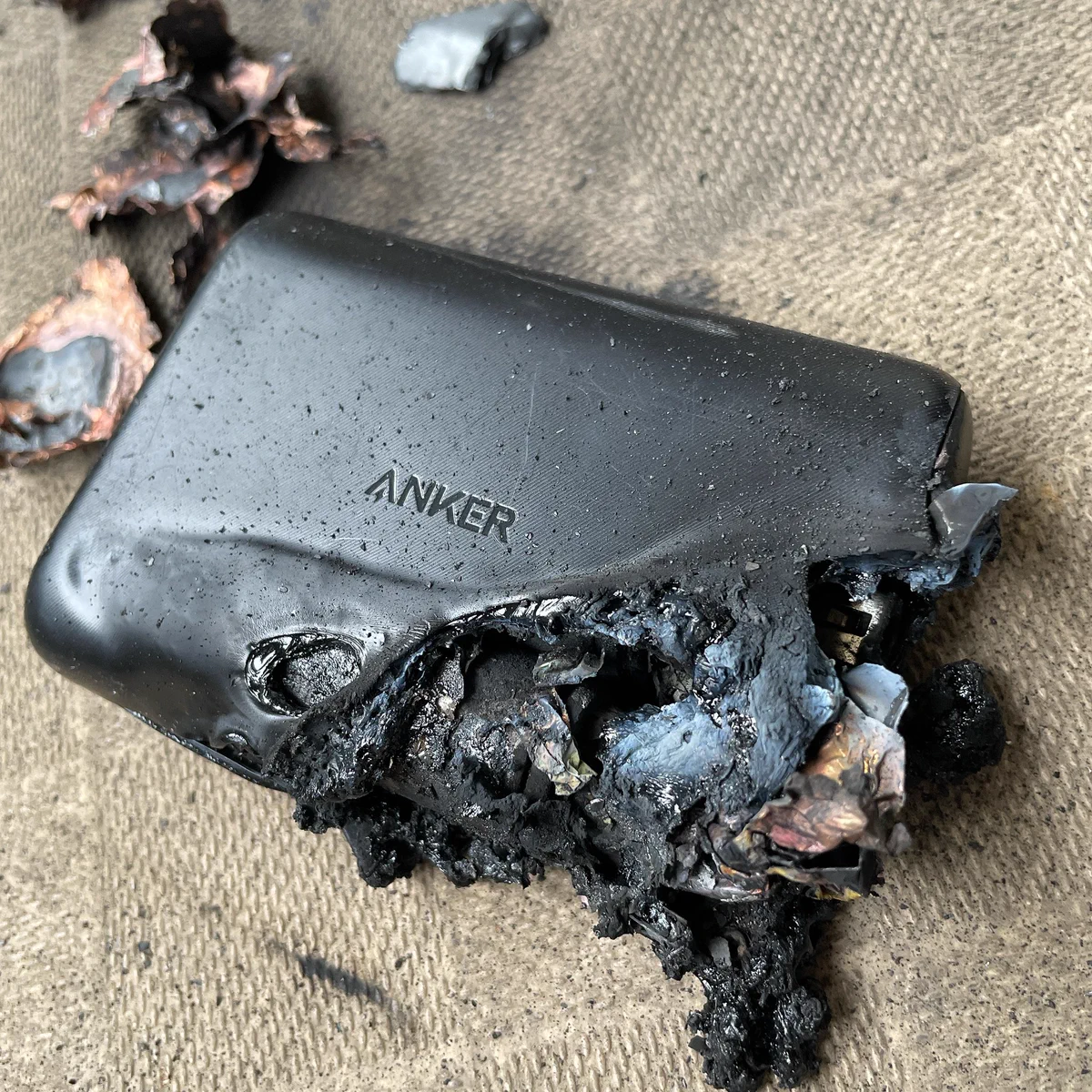 ANKERのモバイルバッテリーが火を吹いた！ベランダに投げたら爆発！