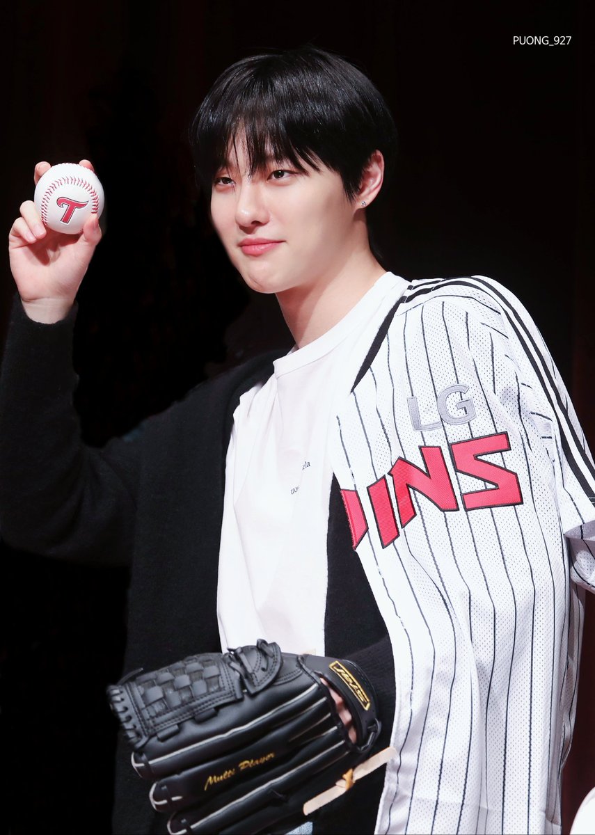 _BBUONG_'s tweet photo. 230429

메이크스타 팬싸인회

구단주분들 가수 우즈입니다 ⚾️

특징 : 잘생김, 노래 잘 함, 운동 잘 함

#조승연 #WOODZ #우즈 https://t.co/ghuxWvxqR8