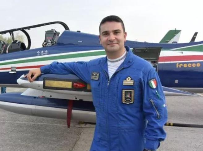 MinisteroDifesa's tweet photo. Nell'apprendere tragica scomparsa del Cap. Alessio Ghersi #AeronauticaMilitare, pilota delle nostre amate @FrecceTricolori, 
la #Difesa e Min. @GuidoCrosetto esprimono sentimenti del più profondo cordoglio e si stringono in un ideale abbraccio ai familiari di Alessio.Cieli blu 💙 https://t.co/Ai1C4grHOM