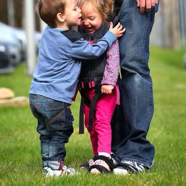 Father designs shoes to allow his paralyzed daughter to experience walking 🙏❤️