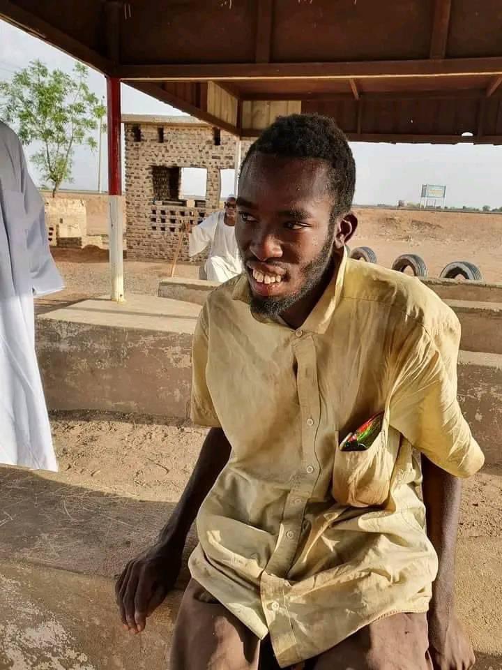 سلام عليكم ورحمة الله وبركاته 
الأخ ده من ذوي الاحتياجات الخاصة قال إسمه (نعمان آدم) واسم والدتو (مشاعر) واسم اخوه (عكاشة)وقال ساكن (حلة كوكو) موجود في(العريباب شرق مدني ) من قبل العيد بيوم او يومين لو في زول اتعرف عليه يتصل في الرقم ده (٠٩١٨٣٣٩٦٦٠) او يتواصل معاي في الخاص
#مفقود