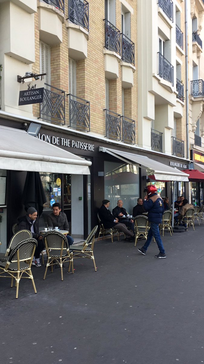 q_epinettes's tweet photo. Une boulangerie ouverte 7j/7 et 24h/24 terrasse ouverte comprise au mépris des lois et autorisations, alors que ses concurrents sont sanctionnés s’ils essaient… pourquoi ce régime de faveur @Mairie17 ? https://t.co/eKTRIXlk8f