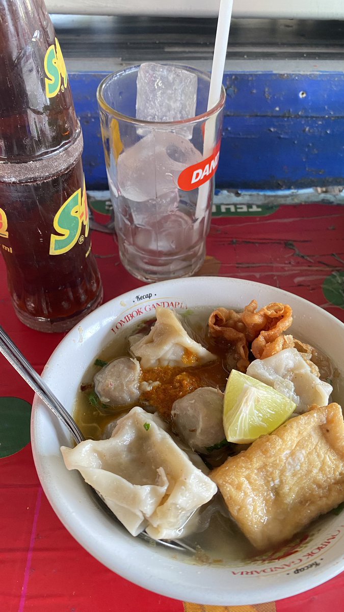 Ordinaryjhonny's tweet image. Minimal seminggu sekali kudu makan bakso, begitupun dengan nenen #bercanda