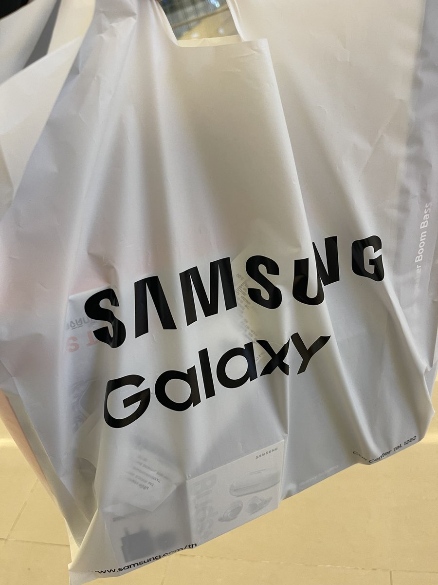 honeysugatd's tweet photo. No iPhone it’s galaxy okay Yoongi I bought it! https://t.co/D3nigSQyae