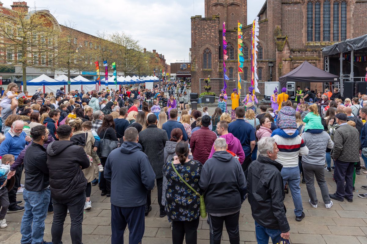 Great to see the huge crowds in #StHelens town centre yesterday for the @sthelenscouncil #OneAmazingDay event (delivered by @walktheplank ) as part of @LpoolCityRegion #BoroughOfCulture ! Photos from @sthelenscouncil & @stevesamosa