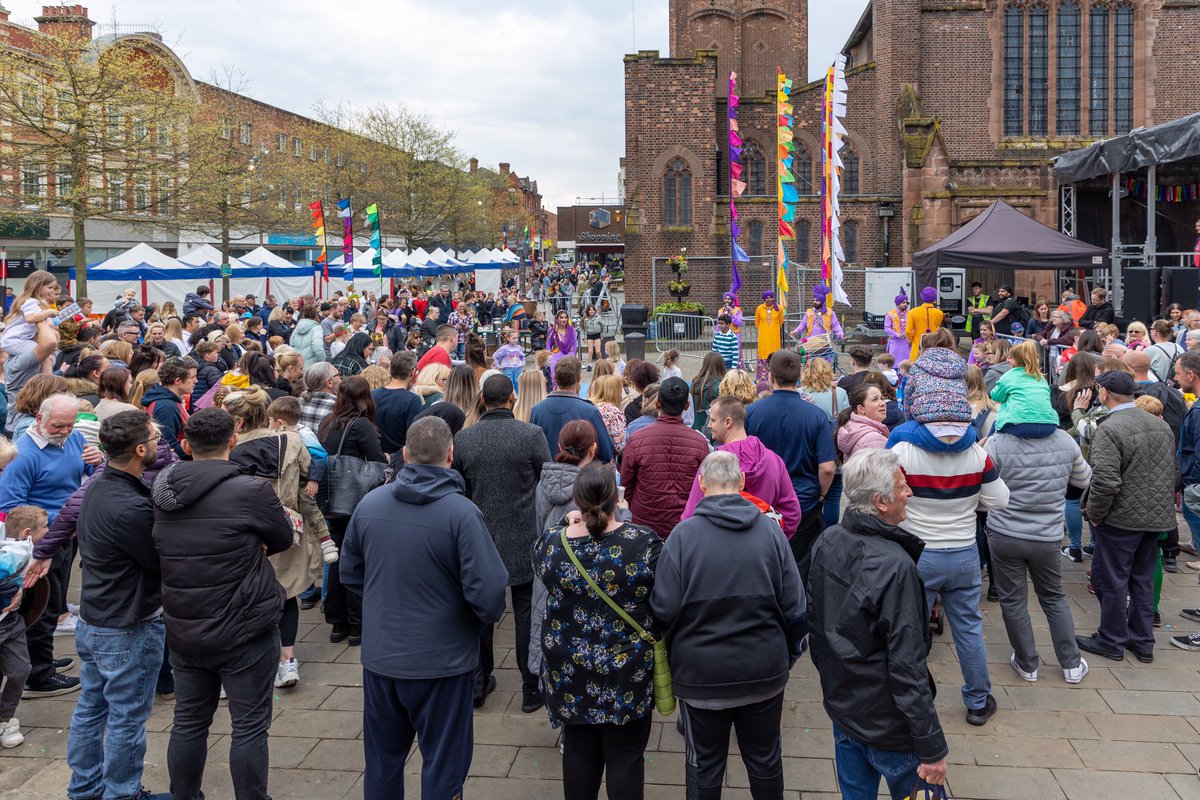 Gary_Maddock's tweet photo. Great to see the huge crowds in #StHelens town centre yesterday for the @sthelenscouncil #OneAmazingDay event (delivered by @walktheplank ) as part of @LpoolCityRegion #BoroughOfCulture ! Photos from @sthelenscouncil &amp; @stevesamosa https://t.co/HMntGsSZ5b