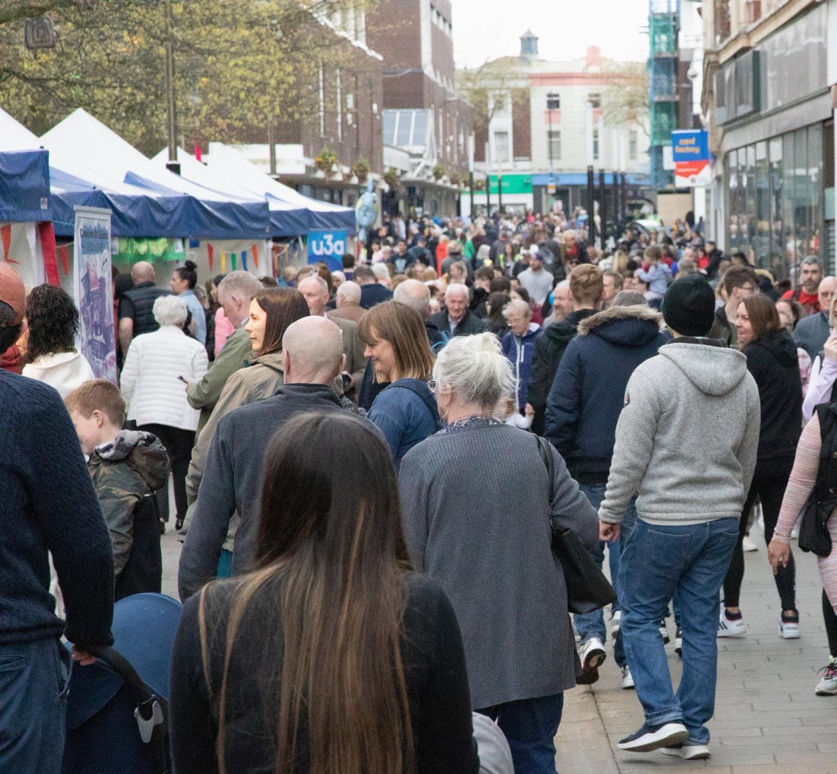 Gary_Maddock's tweet photo. Great to see the huge crowds in #StHelens town centre yesterday for the @sthelenscouncil #OneAmazingDay event (delivered by @walktheplank ) as part of @LpoolCityRegion #BoroughOfCulture ! Photos from @sthelenscouncil &amp; @stevesamosa https://t.co/HMntGsSZ5b