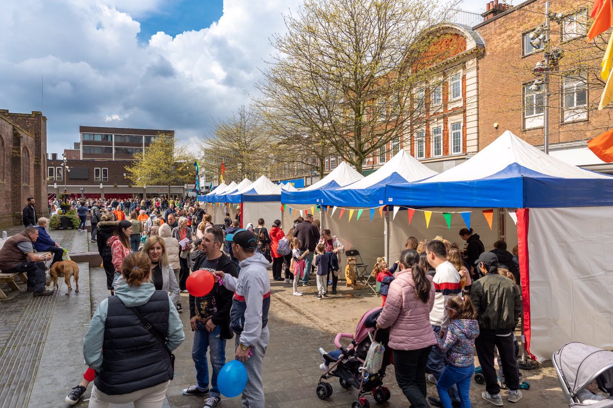 Gary_Maddock's tweet photo. Great to see the huge crowds in #StHelens town centre yesterday for the @sthelenscouncil #OneAmazingDay event (delivered by @walktheplank ) as part of @LpoolCityRegion #BoroughOfCulture ! Photos from @sthelenscouncil &amp; @stevesamosa https://t.co/HMntGsSZ5b