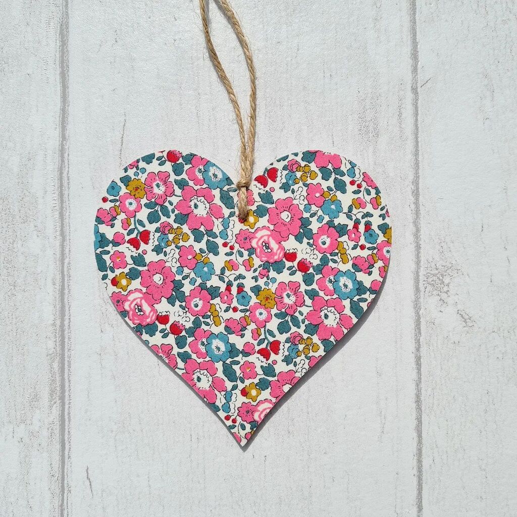 Cute new Liberty Tana Lawn hanging hearts now available on our website 😍
#heart #hearts #heartdecor #heartart #hanginghearts #hangingdecoration #liberty #libertygifts #libertyheart #woodenheart #tanalawn #libertyfabric #madeat42 #Wokingham #wokingham… instagr.am/p/Crp5mVbtODf/