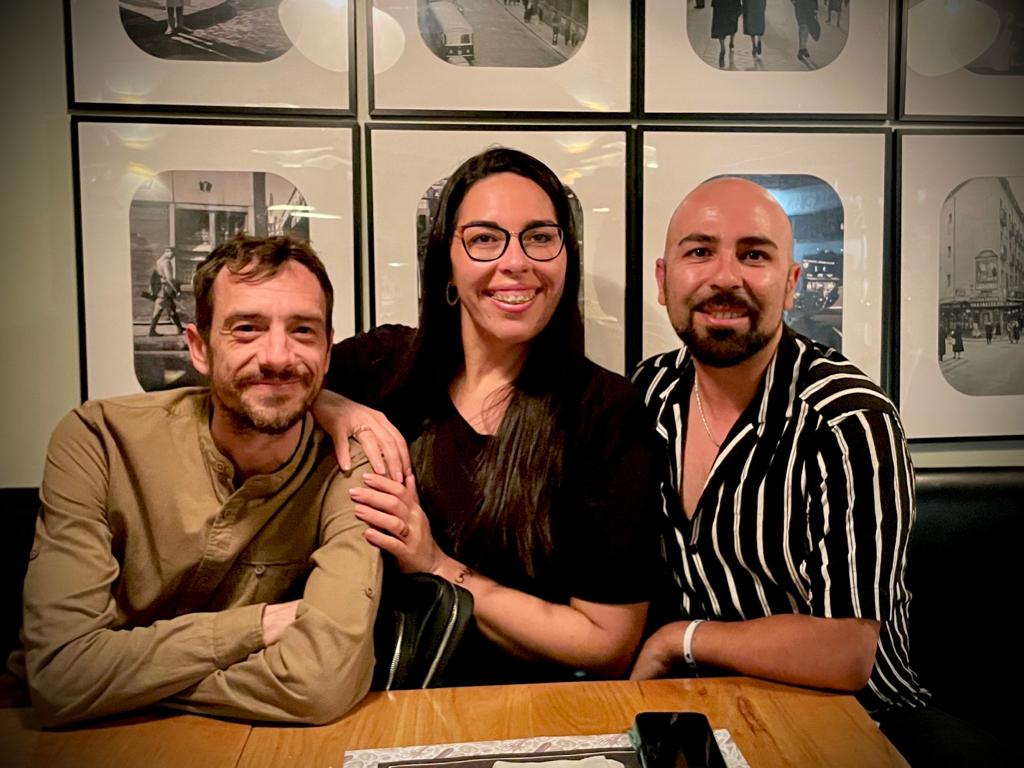Rubén Frías ❤💛💜🏳️🌈 (@rubenfriasactor) on Twitter photo Es importante salir a cenar con gente como <a href="/Ceres_machado/">Ceres Machado</a> y <a href="/AlvaroSolaCom/">Alvaro Sola</a>,con las que tardas en atacar los entrantes porque te duele la barriga de reírte. Y así no hay quien cene. Es importante salir a cenar con gente como <a href="/Ceres_machado/">Ceres Machado</a> y <a href="/AlvaroSolaCom/">Alvaro Sola</a>,con las que tardas en atacar los entrantes porque te duele la barriga de reírte. Y así no hay quien cene.