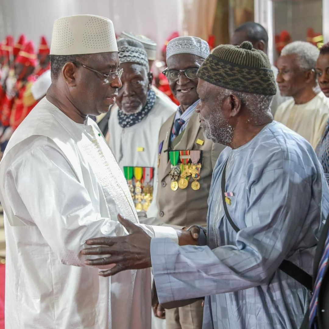 ajplusfrancais's tweet photo. Neuf tirailleurs sénégalais, qui ont combattu pour la France notamment en Indochine et en Algérie, sont arrivés vendredi au Sénégal pour finir leur vie auprès des leurs, après une longue bataille avec l’administration française afin de ne pas perdre le minimum vieillesse.