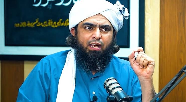 Not_Beggar's tweet photo. اس شخص نے تمام فرقوں کی کمزور کڑی پر وار کیا اور بہت سے نوجوان لوگوں کو اپنی طرف کیا!! بہت پہلے سے یہ شخص توہینِ رسول ، اہلِ بیت ، صحابہ ، اولیا کرتا آرہا ہے پر اس بار اس پر کیس بھی ہوا اور گھسیٹا بھی جائے شاید جو صحیح ہے لیکن سمجھ لیں یہ سزا کسی اور کی توہین کی مل رہی  اسے 💁 https://t.co/oa5In4XODl