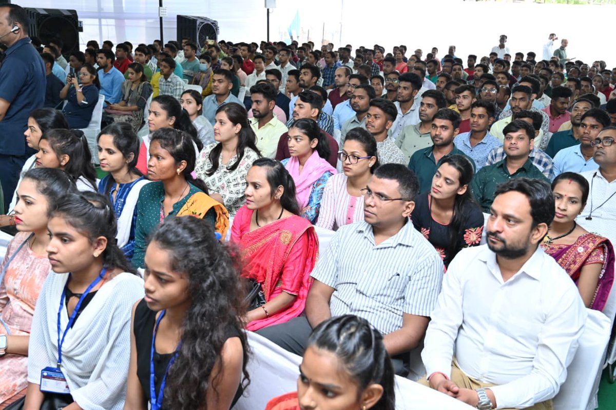 जिस दिन आरक्षण बिल पास होगा, उस दिन अखबारों में सिर्फ भर्ती के विज्ञापन होंगे...

आज "बेरोजगारी भत्ता योजना" के अंतर्गत योजना के हितग्राहियों को राशि अंतरित की।

सभी हितग्राहियों को 25 सौ रुपये प्रतिमाह दिया जाएगा, आज 66 हजार 265 पात्र हितग्राहियों को राशि ट्रांसफ़र की गयी।