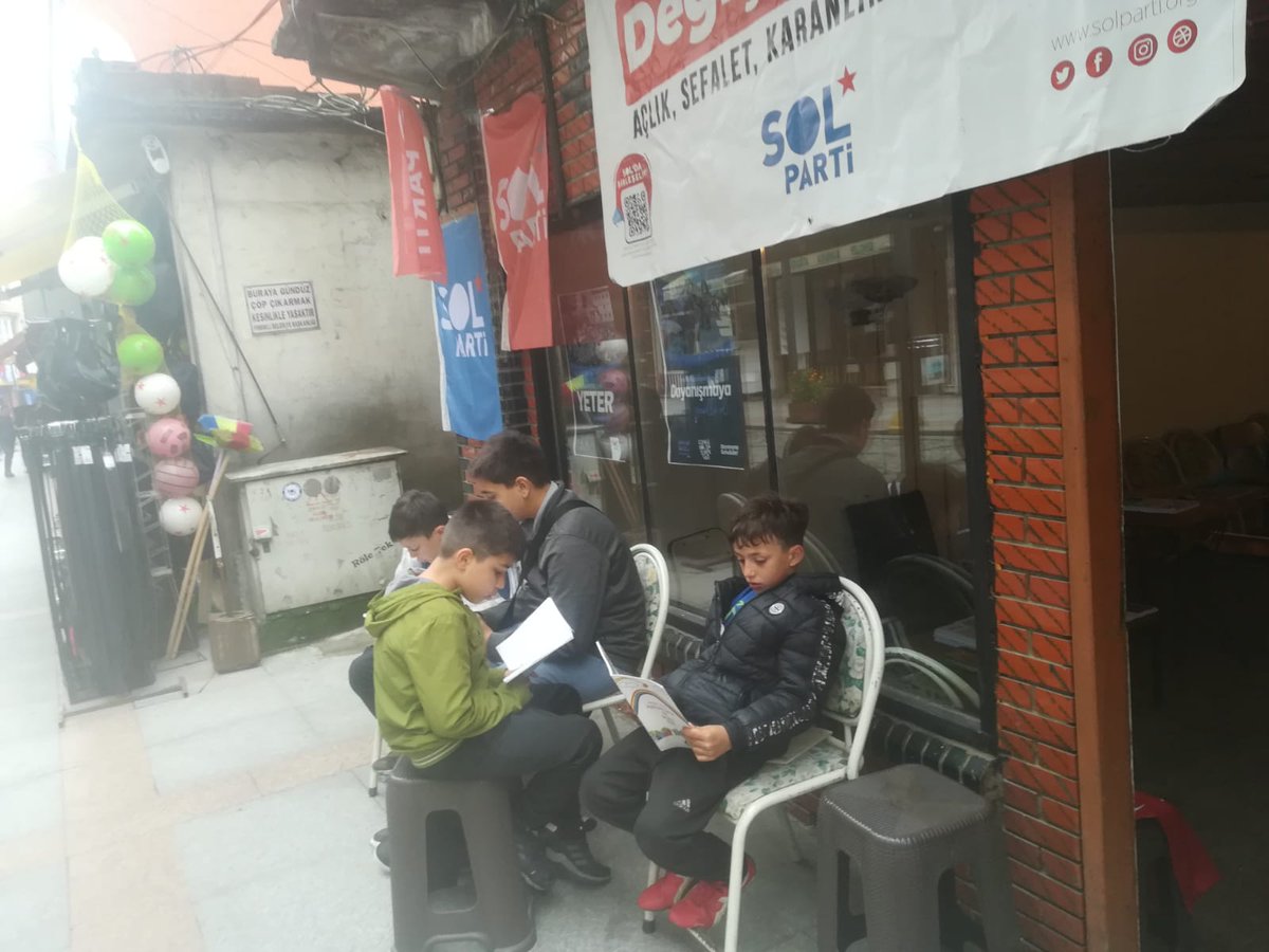 RizeSOL's tweet photo. ⭐Seçim büromuzu ziyaret eden çocuklarımıza Aziz Nesin'in kitaplarını hediye ettik.
⭐Güzel günler göreceğiz çocuklar! https://t.co/MY6b8O2yIz