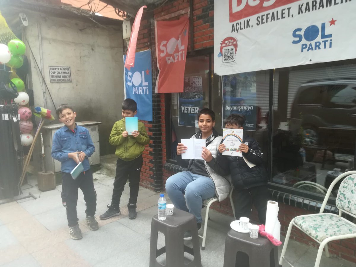 RizeSOL's tweet photo. ⭐Seçim büromuzu ziyaret eden çocuklarımıza Aziz Nesin'in kitaplarını hediye ettik.
⭐Güzel günler göreceğiz çocuklar! https://t.co/MY6b8O2yIz