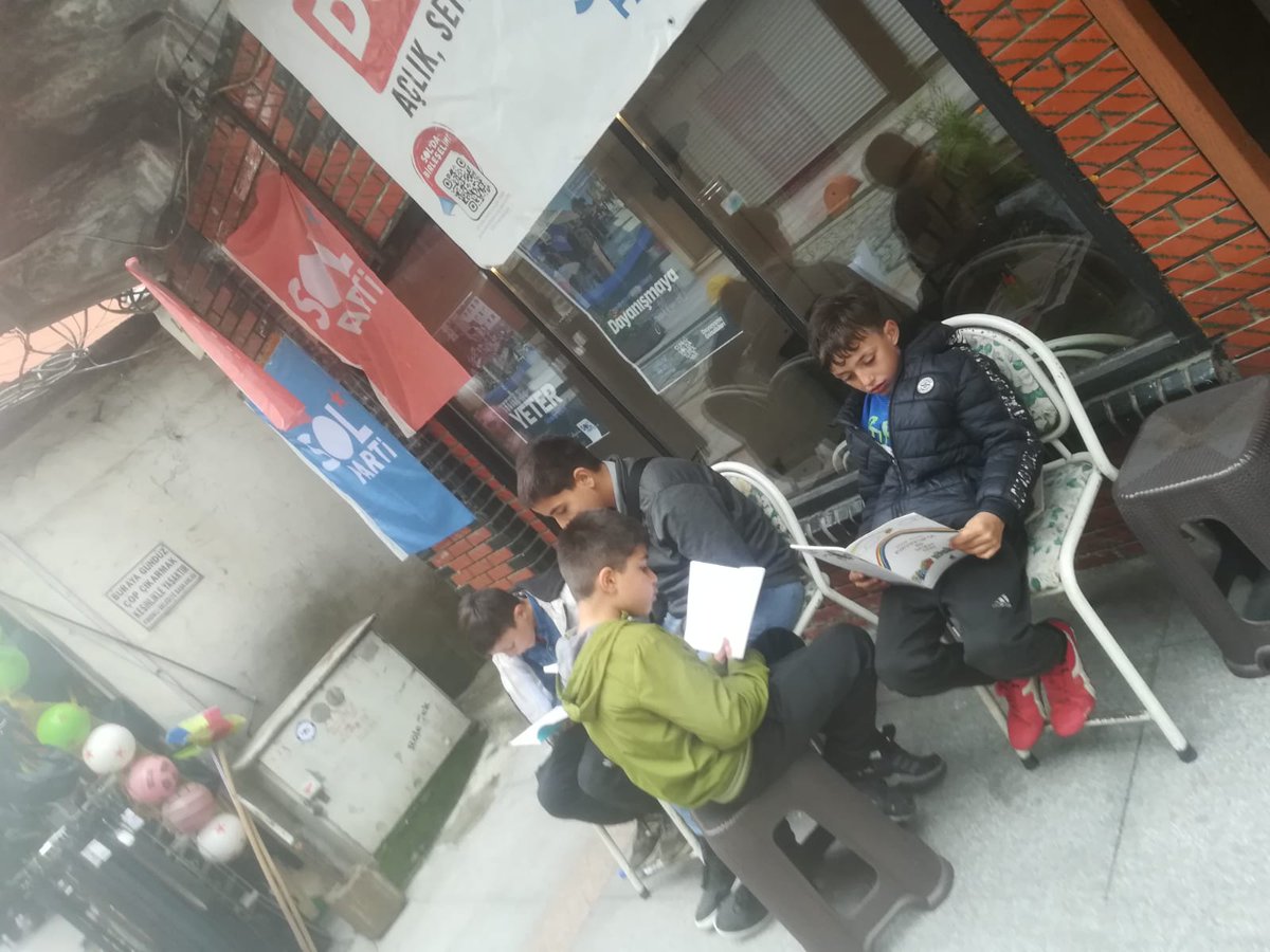 RizeSOL's tweet photo. ⭐Seçim büromuzu ziyaret eden çocuklarımıza Aziz Nesin'in kitaplarını hediye ettik.
⭐Güzel günler göreceğiz çocuklar! https://t.co/MY6b8O2yIz