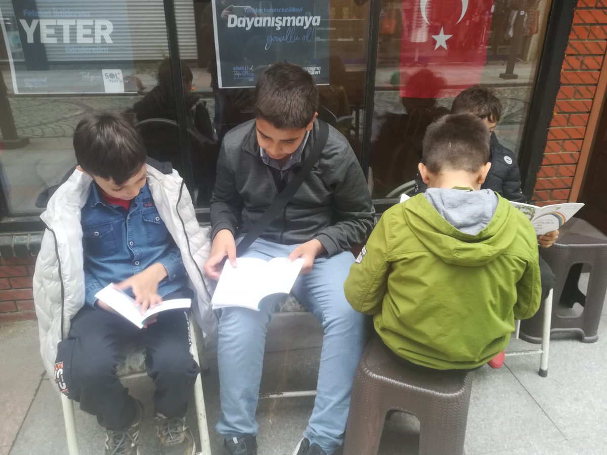 ⭐Seçim büromuzu ziyaret eden çocuklarımıza Aziz Nesin'in kitaplarını hediye ettik.
⭐Güzel günler göreceğiz çocuklar!