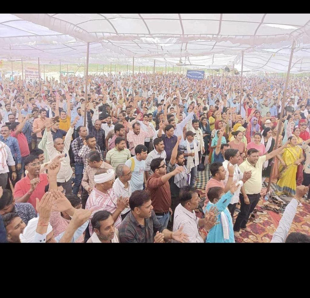 Pvbaloth's tweet photo. समस्त मंत्रालयिक कर्मचारियों की अनिश्चित हड़ताल का आज 14वा दिन है, जननायक CM @ashokgehlot51
 जी मांगे पूरी करो।
#शिप्रापथ_महापड़ाव
 #udc_gp_3600
1.  LDC BASIC 25500 
2. UDC GP 3600 (L-10)
3. LDC शैक्षिक योग्यता स्नातक
4. UDC के कम हुए पद वापस
#UDC_GRADE_PAY_3600 
@Ldc_Gp3600 https://t.co/X8OU5trGvZ