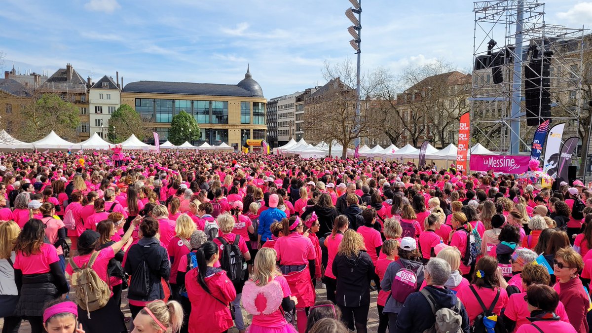EnergiesMetz's tweet photo. 📅 Événement
Lancement de #lamessine 🏃♀️ par @GrosdidierMetz entouré par de nombreux élus dont @AgamennoneBea et @azimmerle_. 8 500 personnes réunies pour cette course dédiée à la lutte contre le cancer du sein ♀️ ! Bravo à toutes pour votre soutien !
#EnergiesCitoyennes https://t.co/ye0bny8x1P