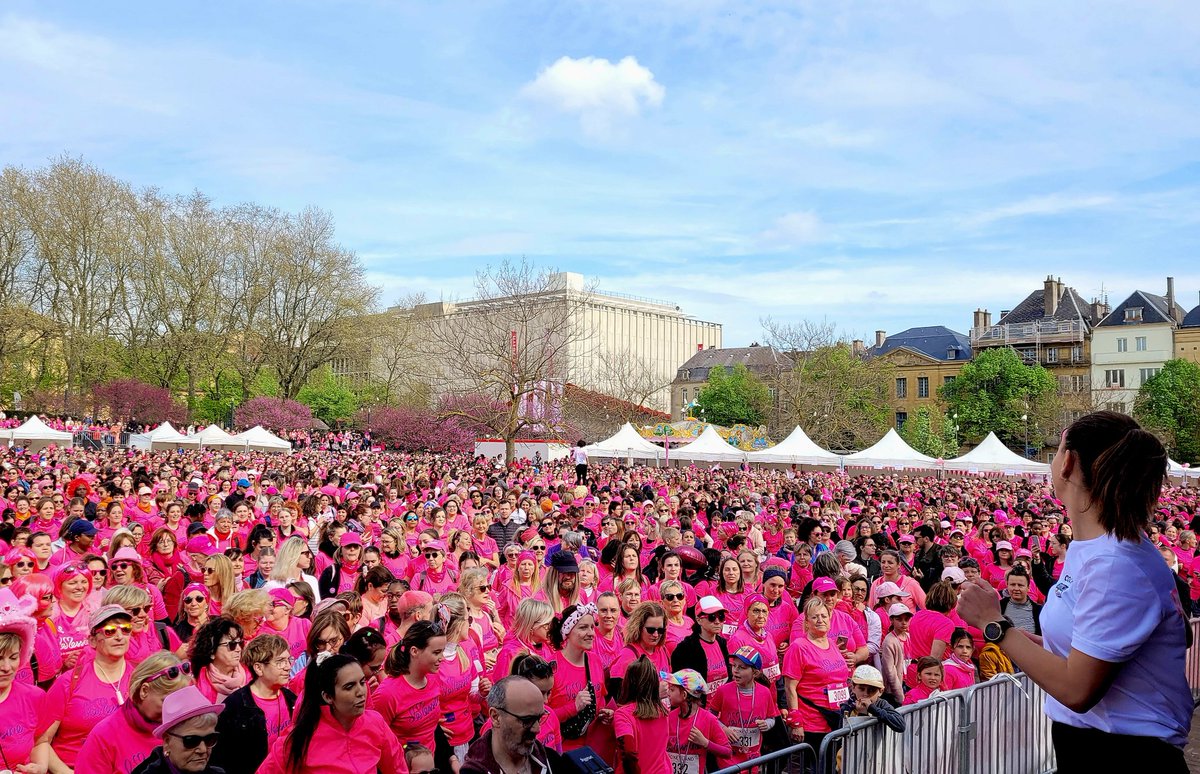 EnergiesMetz's tweet photo. 📅 Événement
Lancement de #lamessine 🏃♀️ par @GrosdidierMetz entouré par de nombreux élus dont @AgamennoneBea et @azimmerle_. 8 500 personnes réunies pour cette course dédiée à la lutte contre le cancer du sein ♀️ ! Bravo à toutes pour votre soutien !
#EnergiesCitoyennes https://t.co/ye0bny8x1P