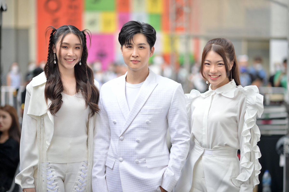 PoonyadaFc's tweet photo. 2 สาว กับ 1 หนุ่ม จากเวที #TheStar2022 เข้าร่วมงานเปิดตัวพรีเซ็นเตอร์ #DeeDo วันที่ 28/04/66 ที่ CentralWorld 🥰🥰🥰

#ดีโด้อัพลุคใหม่ #MeePoonyada
#PangpondSP #saleessn https://t.co/QhewWgvYpC
