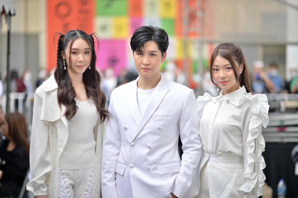 PoonyadaFc's tweet photo. 2 สาว กับ 1 หนุ่ม จากเวที #TheStar2022 เข้าร่วมงานเปิดตัวพรีเซ็นเตอร์ #DeeDo วันที่ 28/04/66 ที่ CentralWorld 🥰🥰🥰

#ดีโด้อัพลุคใหม่ #MeePoonyada
#PangpondSP #saleessn https://t.co/QhewWgvYpC