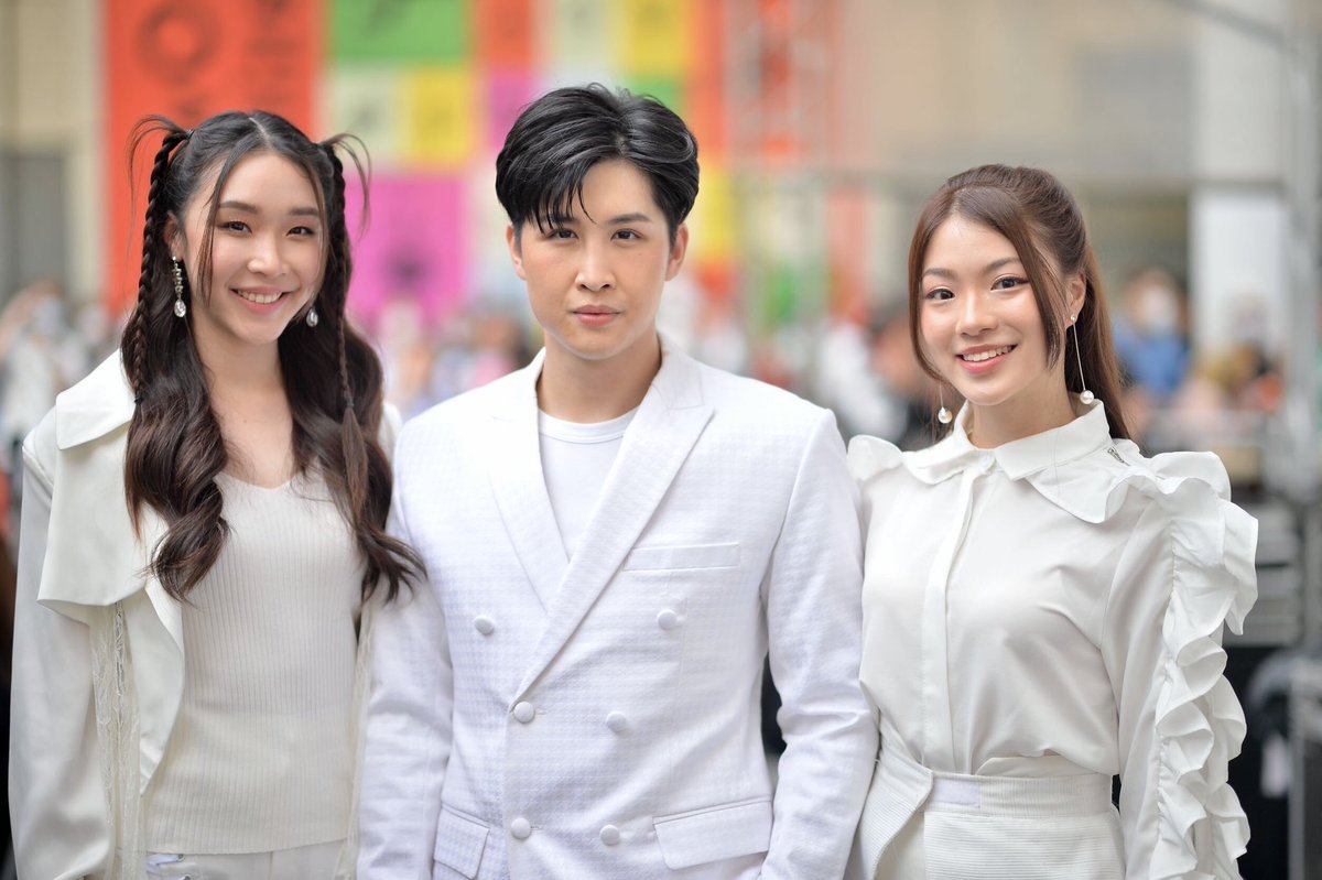 PoonyadaFc's tweet photo. 2 สาว กับ 1 หนุ่ม จากเวที #TheStar2022 เข้าร่วมงานเปิดตัวพรีเซ็นเตอร์ #DeeDo วันที่ 28/04/66 ที่ CentralWorld 🥰🥰🥰

#ดีโด้อัพลุคใหม่ #MeePoonyada
#PangpondSP #saleessn https://t.co/QhewWgvYpC