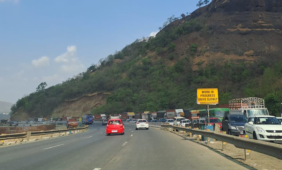 _thevaishnavip_'s tweet photo. @nitin_gadkari @TransportKE
Toll rates gone up, efficiency gone down drastically. Traffic jam at toll continues. Long traffic jam till Lonavala. Shear inefficient management of traffic and traffic indiscipline. https://t.co/fdqXNjJDOW