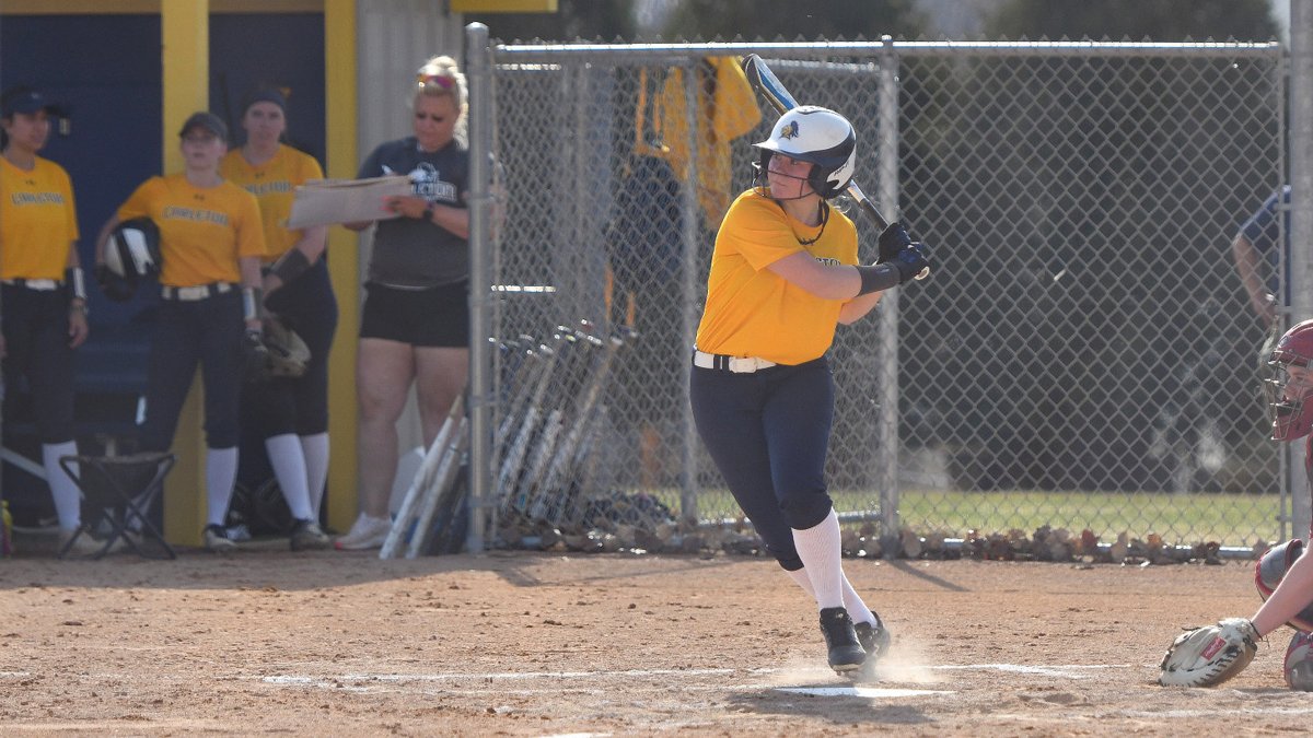 .@carletonsoftba1 celebrated its six seniors on Saturday, but the Knights had to settle for a split against Macalester. Carleton won game one, 11-10, but lost game two, 5-4. Recap: ow.ly/eoOL50O44vW #d3sb #d3softball