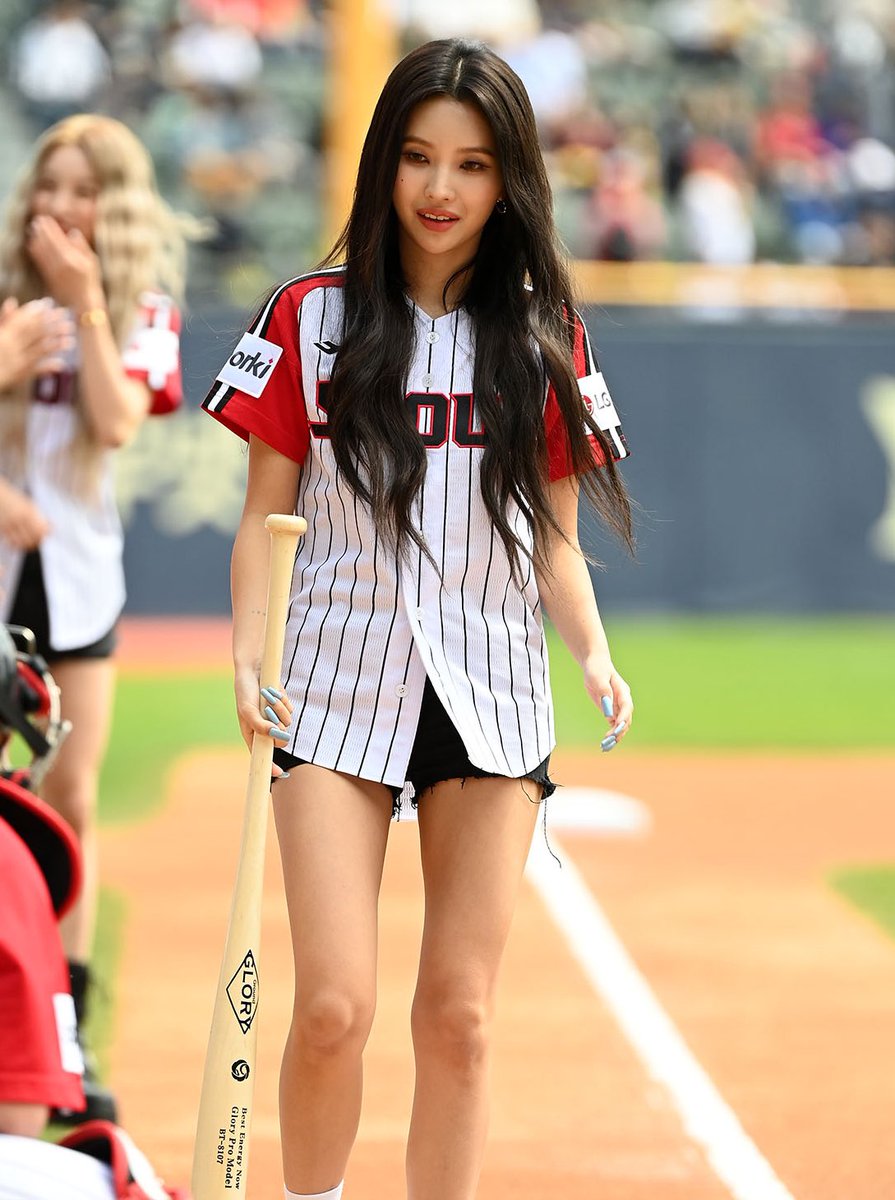 soyeonmania's tweet photo. JEON SOYEON THE PRETTIEST BASEBALL PLAYER 😅⚾️ https://t.co/aQ3hbHakk8