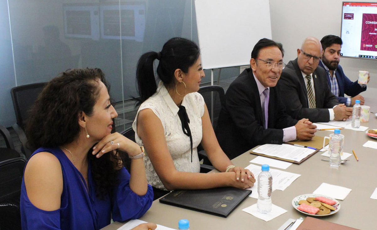 noticiasdeqro's tweet photo. #CAMEQ |👉🏻👤 El Lic. Juan Antonio Orozco Montoya, Subcomisionado Jurídico y Responsable del Despacho de los Asuntos de la Comisión Nacional de Arbitraje Médico, dio la bienvenida al Dr. Genaro Vega Malagón.

Toda la información aquí:

https://t.co/supjMTzh8t

#QRO #QUERETARO https://t.co/W5tToVlaaj