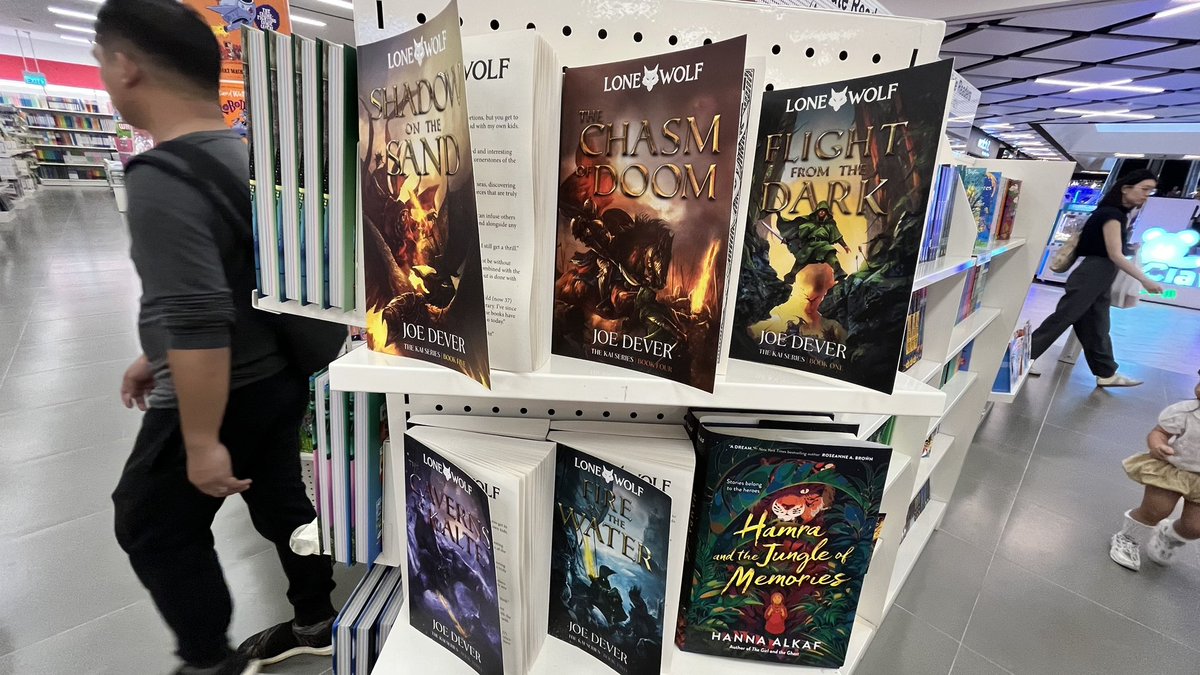javahoe's tweet photo. The Lone Wolf books reappear in 2023 after like 30 years?! Think I’ve bought the whole series back then.
These are not normal story books. They are for playing, literally.
#lonewolf #gamebook #joedever https://t.co/DfTGCRYh87