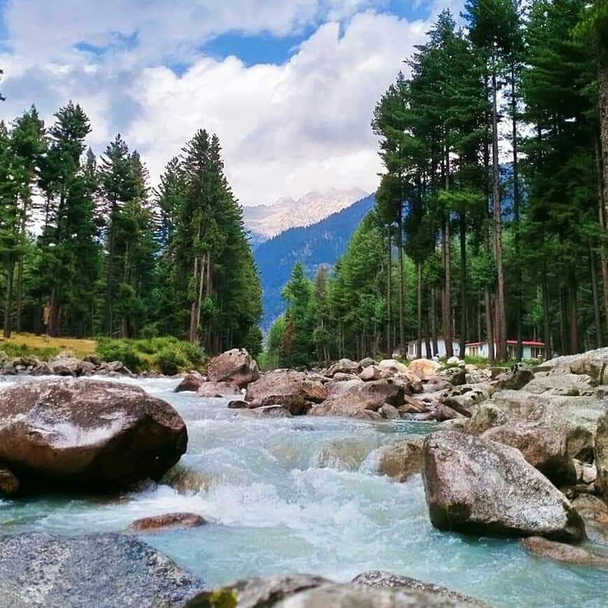 kumratvalley's tweet image. وادی کمراٹ میں آنے والے سیاح حضرات توجہ فرماۓ۔
1:علاقہ میں نناوے فیصد لوگ دیندار ھیں لھذا اس بات کا خیال رکھا جائے تو علاقے کے لوگوں کیلئے خوشی کی بات ہوگی،
2:علاقے کے لوگوں میں سو فیصد شرعی پردہ ھے لھٰذا ھمارے آنے والی خواتین کو علاقے تمدن اور رسم ورواج کا خیال رکھا جائے(1/3)