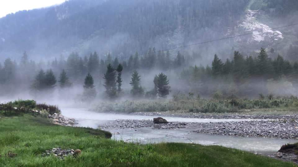 kumratvalley's tweet image. وادی کمراٹ میں آنے والے سیاح حضرات توجہ فرماۓ۔
1:علاقہ میں نناوے فیصد لوگ دیندار ھیں لھذا اس بات کا خیال رکھا جائے تو علاقے کے لوگوں کیلئے خوشی کی بات ہوگی،
2:علاقے کے لوگوں میں سو فیصد شرعی پردہ ھے لھٰذا ھمارے آنے والی خواتین کو علاقے تمدن اور رسم ورواج کا خیال رکھا جائے(1/3)