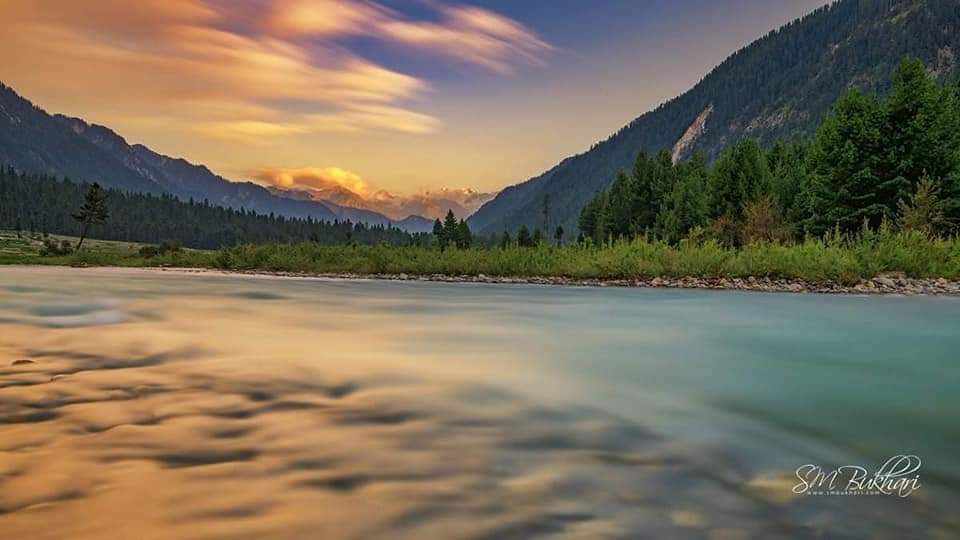 kumratvalley's tweet image. وادی کمراٹ میں آنے والے سیاح حضرات توجہ فرماۓ۔
1:علاقہ میں نناوے فیصد لوگ دیندار ھیں لھذا اس بات کا خیال رکھا جائے تو علاقے کے لوگوں کیلئے خوشی کی بات ہوگی،
2:علاقے کے لوگوں میں سو فیصد شرعی پردہ ھے لھٰذا ھمارے آنے والی خواتین کو علاقے تمدن اور رسم ورواج کا خیال رکھا جائے(1/3)