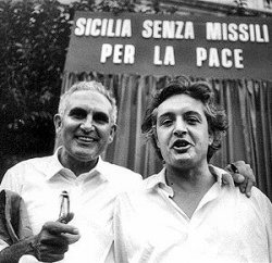 Il #30aprile 1982 vengono uccisi dalla #mafia il politico comunista e sindacalista Pio La Torre e il suo autista Rosario Di Salvo.

'Se tu sei colto ti puoi difendere e puoi difendere gli altri. Se sei ignorante sei ignorante e basta'.

#PioLaTorre