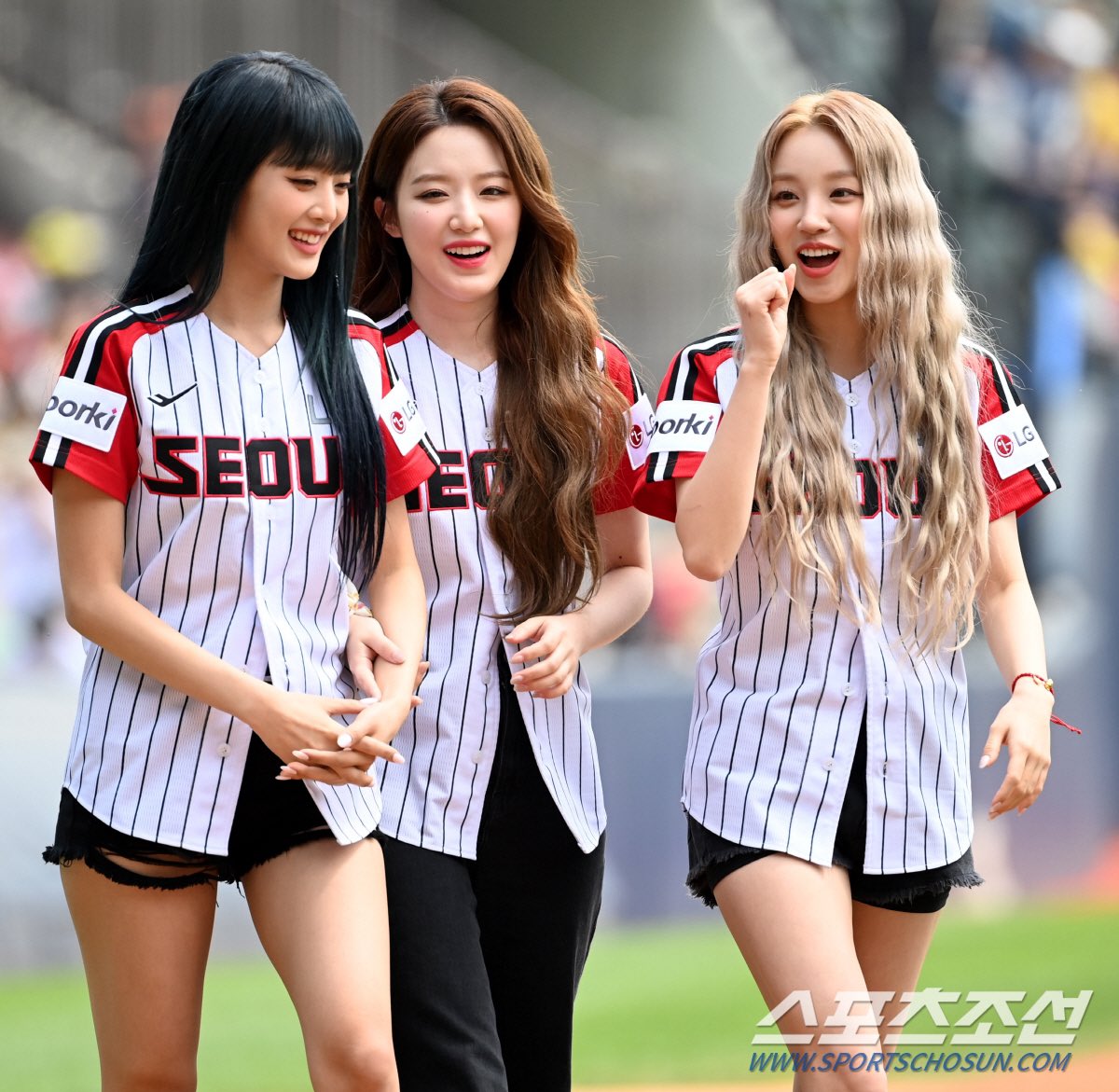 idlecharts's tweet photo. (G)I-DLE at the KBO League game.

#GIDLE #여자아이들 @G_I_DLE https://t.co/bwj6hR8q0i