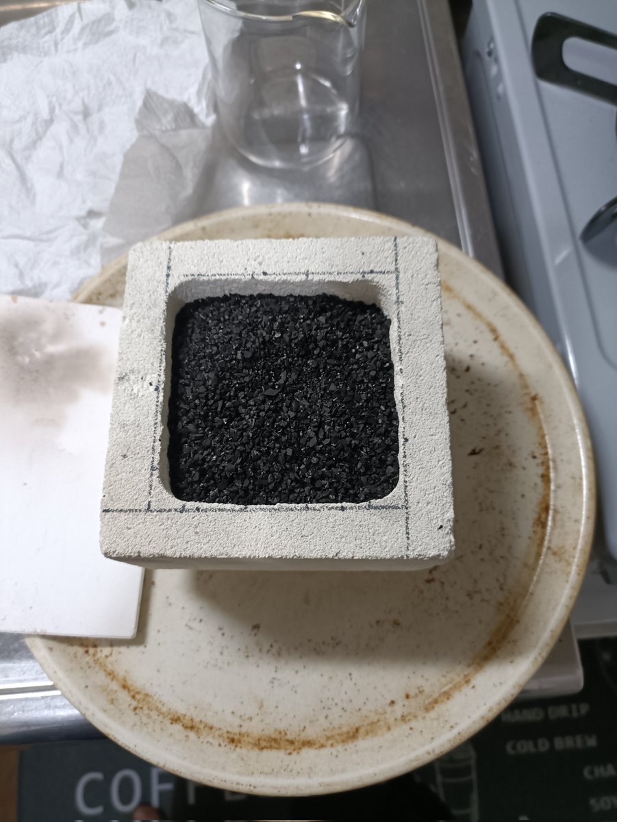 blacksmith4423's tweet photo. 電子レンジで浸炭するわよｯ！！！

さっきつくった耐熱箱に活性炭を入れ、浸炭したいものを埋めて蓋をする https://t.co/vw1yXVgM1O
